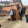 Planer Matthias Kirchner, Bürgermeister Michael Kastl und Bauamtschef Simon Glückert (von links) informieren sich über den Baufortschritt in der Kapellengasse, die zum Pilotprojekt werden soll.