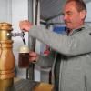 Winfried Gigla zapft sein selbstgebrautes Bier.