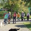 Mit Kind und Hund marschierten die Wanderer in Fridritt ein, wo sie eine Mittagspause einlegten und sich stärkten.