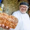 Knuspriges, frisch gebackenes Brot: Hobbybäcker Joseph Stengel aus Stockheim backt nach mittelalterlichen Rezepten.