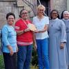Bei der Übergabe der Spende freuen sich (von links): Sr. Ivoneide, Sr. Deca, Sr. Fátima, Pastoralreferentin Christiane Hetterich, Sr. Núbia, Sr. Joanita, Sr. Maria de Jesus.
