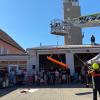 Vom Dach der Gerätehalle wurde ein vermeintlich verunfallter Arbeiter gerettet. Hierzu setzten die Helfer die Drehleiter und eine Schleifkorbtrage ein. Vom Dach der Gerätehalle wurde ein vermeintlich verunfallter Arbeiter gerettet. Hierzu setzten die Helfer die Drehleiter und eine Schleifkorbtrage ein.