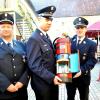 Zum Durstlöschen: Ein Geschenk der Eichenhäuser Feuerwehr an Thomas Möltner (Mitte) von Thorsten Hüllmantel (links) und Thomas Bach. Zum Durstlöschen: Ein Geschenk der Eichenhäuser Feuerwehr an Thomas Möltner (Mitte) von Thorsten Hüllmantel (links) und Thomas Bach.