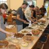 Beim Klimaschutztag des Bundes Naturschutz in Hammelburg gab es auch ein Buffet unter anderem mit Ackerbohnen-Falafel, Platterbsen-Aufstrich oder Weiße-Bohnen-Salat mit Kürbiskernöl.