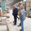 Einblicke in die Produktion eines Natursteinwerks: Landrat Thomas Eberth und Bürgermeister Björn Jungbauer zeigten sich beeindruckt. Josef Rumpel (links) und Jutta Borst-Rumpel (rechts), die Tochter des Firmengründers, erklären die Abläufe.