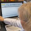 Eine Mitarbeiterin der Klingentor Apotheke in Ochsenfurt steckt die Gesundheitskarte eines Patienten in das Lesegerät. Viele Apothekerinnen und Apotheker berichten von Umsetzungsproblemen bei der Einführung des E-Rezepts.