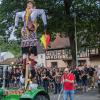 Auf dem Parkplatz in der Stadtmitte wird die Rienecker "Kirbe-Häx" getauft. Der Name diesmal: Kressenzia - die glöbbernde Ruhseppeline vom Herrgott sein Schlossberg (rechts Zeremonienmeister Thomas Lind und das Brautpaar Björn und Sabine Vogt).