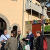 Beidseitig Kurzzeitparkplätze vor dem Kindergarten sieht das neue Parkraum-Bewirtschaftungskonzept vor. Der Bauausschuss hatte sich die Lage im Mai noch einmal vor Ort angesehen und die Planung angepasst.