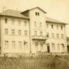 Der Gasthof Hergenroeder gegenüber vom Gemündener Bahnhof, fotografiert am 4. März 1875.