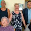 Die Jubilarin Anna Beyer (vorne von links) stieß mit Ehemann Otto sowie (hinten von links)  Sohn Robert, Tochter Sybille und Bürgermeister Alexander Bergmann auf ihren 90. Geburtstag an.