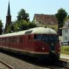 Der historische Schnelltriebwagen VT 12 506 / 507 "Stuttgarter Rössle" aus dem Jahr 1957 bei der Einfahrt auf Gleis 2 im Bahnhof Tauberbischofsheim.