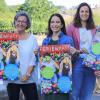 Heike Hergenröther, Monika Kraft, Hülya Düber, Silvia Engert und Andreas Kaiser (von links) präsentieren die Plakate zur Ferienpass-Aktion 2023 in Würzburg