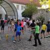 Kinder der beiden Grundschulen bei der morgendlichen musikalischen Einstimmung.