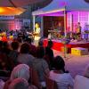 Ein lauer Sommerabend, ein illuminierter Kommunikationshof und ein Clemens Bittlinger in Bestform beim Open-Air-Konzert.