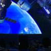 Flug zur ISS in 400 Kilometer über der Erde - Schüler verfolgen beeindruckende Bilder unseres Universums am Kuppelzelt des mobilen Planetariums.