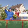 Gewappnet mit 24.000 lehrreichen Versen: Dichter Hugo alias Edgar Schuck mit Edelfräulein Kathrin Tröster auf dem Festwagen. Gewappnet mit 24.000 lehrreichen Versen: Dichter Hugo alias Edgar Schuck mit Edelfräulein Kathrin Tröster auf dem Festwagen.