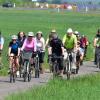 Die Erlebnis-Radtour des vlf Schweinfurt startete ab dem Bahnhof Waigolshausen und weiter nach Ettleben und Egenhausen. Eine bunte Truppe machte sich auf den Weg. Mit dabei waren Familien, Paare, Männer und Frauen, Städter und auch Teilnehmer, die früher selbst einen kleinen Betrieb bewirtschafteten und sich ein Bild von der heutigen Landwirtschaft machen wollten.