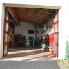 Die Ausrüstungsspinde der Feuerwehrleute befinden sich seitlich angeordnet in der Fahrzeughalle. Die Ausrüstungsspinde der Feuerwehrleute befinden sich seitlich angeordnet in der Fahrzeughalle.