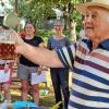 Für Unterhaltung beim Nachbarschaftsfest sorgte der pensionierte Wirtschaftswissenschaftler Prof. Dr. Karl-Peter Sorge, der nun schon traditionell in fünf Stufen die Bierprobe des frischgezapften Klosterbieres vom Kreuzberg vollzog. Für Unterhaltung beim Nachbarschaftsfest sorgte der pensionierte Wirtschaftswissenschaftler Prof. Dr. Karl-Peter Sorge, der nun schon traditionell in fünf Stufen die Bierprobe des frischgezapften Klosterbieres vom Kreuzberg vollzog.