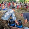 Der Anstich der beiden Fässer "Kreuzberger Klosterbier" durch Markus Körner, assistiert durch Jens Minnemann, bildete den Auftakt des traditionellen Nachbarschaftsfestes der Straßenzüge rund um den Spielplatz in der Walther-von-der-Vogelweide-Straße im Veitshöchheimer Wohngebiet "Setz".