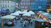 Das Weinfest des TSV Karlstadt auf dem Marktplatz: Besonders am Abend füllten sich die Tische.