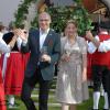 Iphofens Bürgermeister Dieter Lenzer beim Einzug im Innenhof des Knauf-Museums mit seiner Nichte und neuen Weinprinzessin Sophia Lenzer, durch das Spalier der Winzertanzgruppe.
