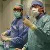 Oberarzt Dr. Octavian Maniuc und Chefarzt Dr. Sebastian Herrmann (von links) prüfen, ob der Mitraclip an der Spitze des Schlauchs funktioniert, bevor sie ihn einsetzen.