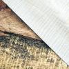 Die Riegelmaserung: Rechts oben das fertig gemesserte Furnier eines Riegelahorns. Unten ein Stück des teures Stamms aus Frankreich, bei dem man an der von der Rinde befreiten Stelle die Riegel erkennen kann.