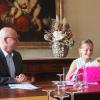 Oberbürgermeister Dirk Vogel gratuliert der Siegerin des Malwettbewerbs Celina Sergienko.