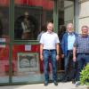 Eröffneten die kleine historische Ausstellung in zwei Schaufenstern (von links): Michael Tonn (Orthopädie-Technik-Meister des Sanitätshauses Traub), Rainer Klingert (Organisationsteam „800 Jahre Werneck“) und Manfred Schmitt (Leiter der Wirtschaftsabteilung der Krankenhausverwaltung Schloss Werneck).