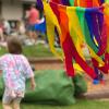 Der Garten des Krippenhauses St. Benedikt verwandelte sich beim Sommerfest in eine farbenfrohe Regenbogen-Landschaft.