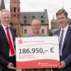 Vorstandsvorsitzender Bernd Fröhlich, stellvertretendes Vorstandsmitglied  Rainer Ankenbrand (beide Sparkasse Mainfranken Würzburg) und Oberbürgermeister Christian Schuchardt (Vorsitzender des Stiftungskuratoriums) bei der symbolischen Scheckübergabe in der Sparkasse Mainfranken Würzburg.