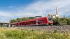 Ein Regionalzug der Deutschen Bahn fährt auf der Strecke zwischen Würzburg und Rottendorf (Symbolbild). Nun gibt es den Wunsch von Kommunalpolitikerinnen und -politikern aus Stadt und Landkreis Würzburg, dass Züge der Bayerischen Eisenbahngesellschaft künftig auf diesem Abschnitt halten.