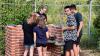 Im Bild: Schülerinnen und Schüler der Montessori-Mittelschule beim ersten Angrillen.