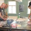 Gemeinschaftliches Backen im neuen Gemeindebackhaus. Die Vorbereitung der Brötchenteiglinge ist echte Handarbeit. Zum Tag der offenen Tür des "Öberen Bäck" wurden über 100 Brötchen gebacken.