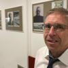Die Krawatte hat Oberstudiendirektor Wolfgang Klose schon mal gelockert. Demnächst geht der Chef des Gymnasiums Bad Königshofen nach 19 Jahren auf diesem Posten in den Ruhestand. Und bald hängt dann sein Bild auch an der Wand in der Reihe der früheren Schulleiter.