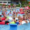 Am kommenden Samstag heißt es im Terrassenfreibad von Lauda-Königshofen wieder: Start frei für die Sparkassen Poolparty. So wie bereits 2019 auf diesem Archivbild.