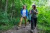 Bundesumweltministerin Steffi Lemke (links) zu Besuch im Steigerwald: In Ebrach informierte sie sich am Montag über die Pläne zu einem geplanten Nationalpark und ließ sich von Ulla Reck durch ein Waldstück nahe des Wanderparkplatzes Handthaler Graben führen.