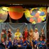 Die Leiterinnen der AG MiniMusical, Angelika Kram und Doris Weidenhammer, konnten auch nach der pandemiebedingten Zwangspause nahtlos an alte Erfolge anknüpfen. Die 3. und 4. Klasse der Valentin-Rathgeber-Grundschule Oberelsbach präsentierten ein MiniMusical auf höchstem Niveau. Die Leiterinnen der AG MiniMusical, Angelika Kram und Doris Weidenhammer, konnten auch nach der pandemiebedingten Zwangspause nahtlos an alte Erfolge anknüpfen. Die 3. und 4. Klasse der Valentin-Rathgeber-Grundschule Oberelsbach präsentierten ein MiniMusical auf höchstem Niveau.
