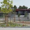 Die Fachakademie für Sozialpädagogik (Gebäude im Hintergrund mit Freitreppe) hat nach dem Neubau des Berufsschulzentrums BSZ derzeit keine eigene Zufahrt; vorne der neue Pausenhof des BSZ. Leitung und Träger der Fachakademie drängen auf eine Lösung.