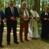 Der Ruheforst Landhege der beiden Städte Creglingen und Rothenburg wurde von 3,5 auf 6 Hektar erweitert (von links):  Rothenburgs Oberbürgermeister Markus Naser, Creglingens Bürgermeister Uwe Hehn, Geschäftsführer Jost Arnold und die Pfarrer Antony Arulraj und Tilmann Stark.
