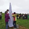 Geschichte hautnah: Schüler der Blumenwiese Hendungen und der Schule Behrungen enthüllten den Grenzstein zwischen Behrungen und Hendungen an der bayerisch-thüringischen Landesgrenze.