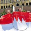 Halten die fränkische Flagge hoch: Christa Naaß, SPD-Fraktionsvorsitzende aus Mittelfranken (von links), Christoph Rabenstein, SPD-Sprecher der oberfränkischen Abgeordneten, Volkmar Halbleib, SPD-Sprecher der unterfränkischen Abgeordneten, und Helga Schmitt-Bussinger, Sprecherin der mittelfränkischen SPD-Abgeordneten (Foto mit Weitwinkel aufgenommen).