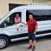 Der Veitshöchheimer Bauhofleiter Thomas Remling übergibt an Bürgermeister Jürgen Götz die Schlüssel für das für neu angeschaffte Gemeindemobil.