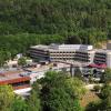 Luftaufnahme vom Parkhotel Cup Vitalis mit (von links) Wellness- und Sportbereich, Stammhaus und Neubau.
