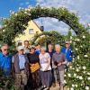 Zum  Auftakt bewertete die Jury die prächtigen Rosenbögen der Familie Rügamer an der Ecke Thüngersheimer Straße/Mühlgärten, auf dem Foto (von links) Rosenliebhaber Franz Rügamer, Jurymitglied Manfred Dömling,  Kassier Wolfgang Kraus (Fahrer), Jurymitglied Manuela Hensel (Gartenautorin und Rosenfachfrau), 2. Vorsitzender Heiner Bauer, Jurymitglied Gunda Bauer, Jurymitglied Hans Bätz (Gärtnermeister LWG i.R.),  Fotograf Hubert Hanke und 1. Vorsitzender und Jurymitglied Burkhard Löffler.