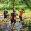 Bachüberquerung auf einer Slackline.