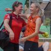 Typisch für den Teamgeist: Nina Kühlwein-Tüchert gratuliert ihrer Teamkollegin Conny Helmreich (links) zum Sieg, dem einzigen des TC RW Bad Königshofen gegen den Tabellenführer CaM Nürnberg.