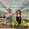 Die beiden Künstlerinnen Corinna Wagner (rechts) und Inka Schottdorf zeigen in ihrem „else!3“-Projekt, ob und wie Salatköpfe und Radieschen auf zarte elektromagnetische Ströme reagieren. Wachsen sie besser? Schmecken sie besser?