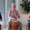 Das Foto zeigt (von links): Maria Kara, Regina Ebert und Cordula Bils beim Trommeln auf der Djembe.